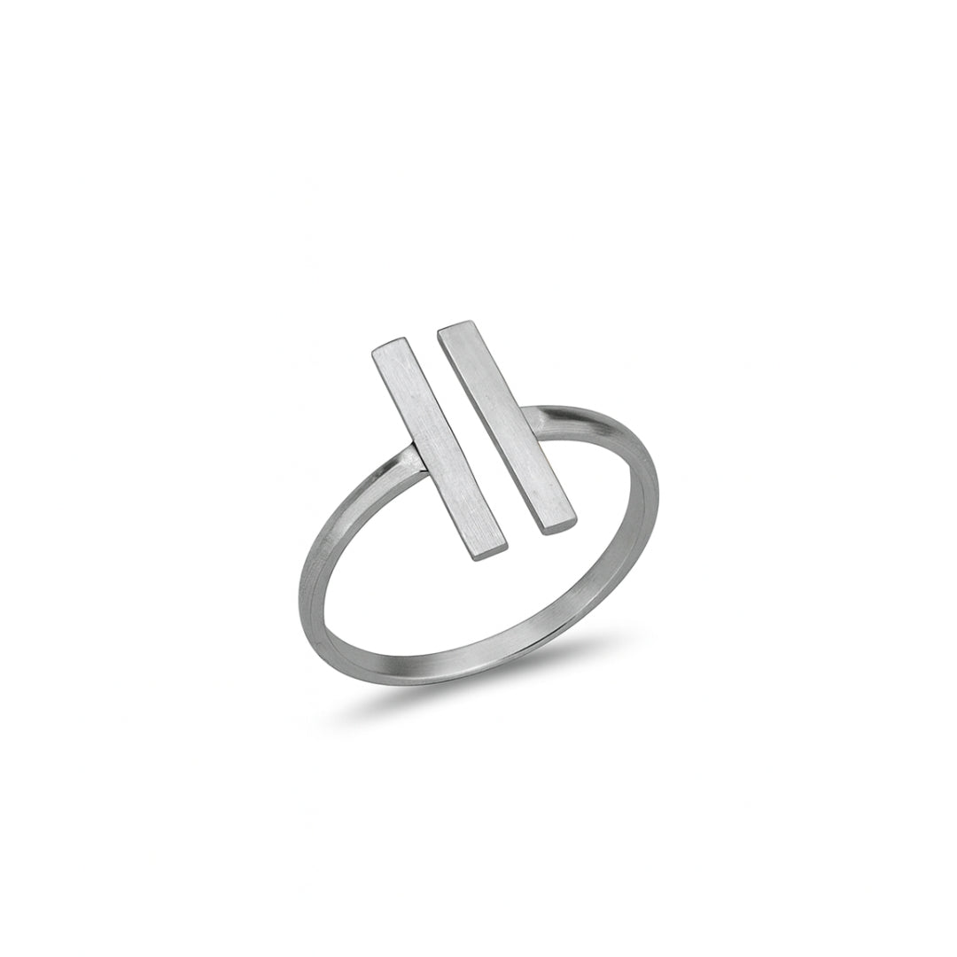 Silver minimalist ring for everyday elegance