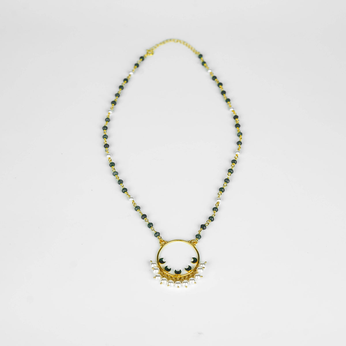 Green onyx and pearl necklace with gold chain, traditional accessory