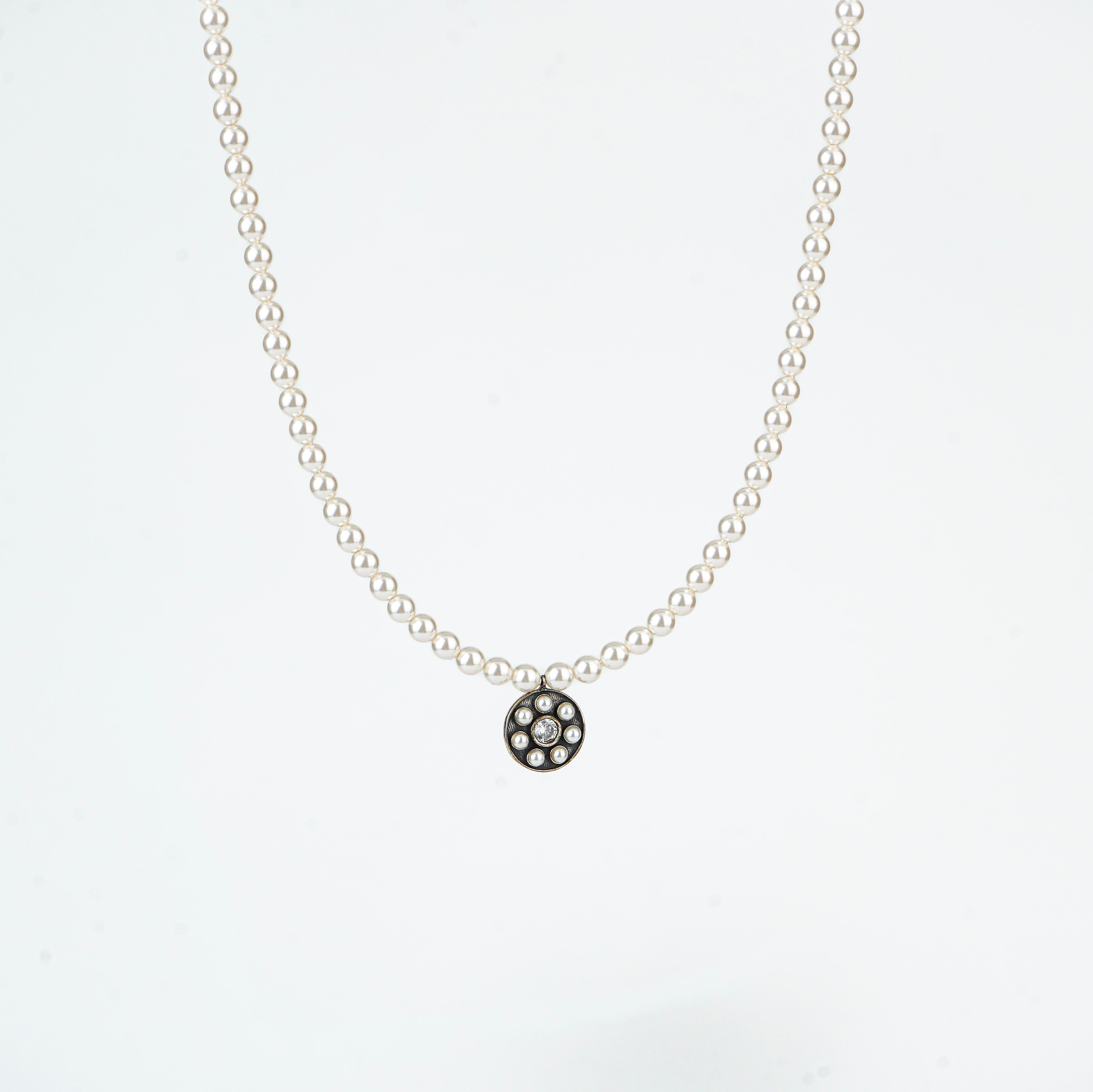 Pearl necklace with silver pendant