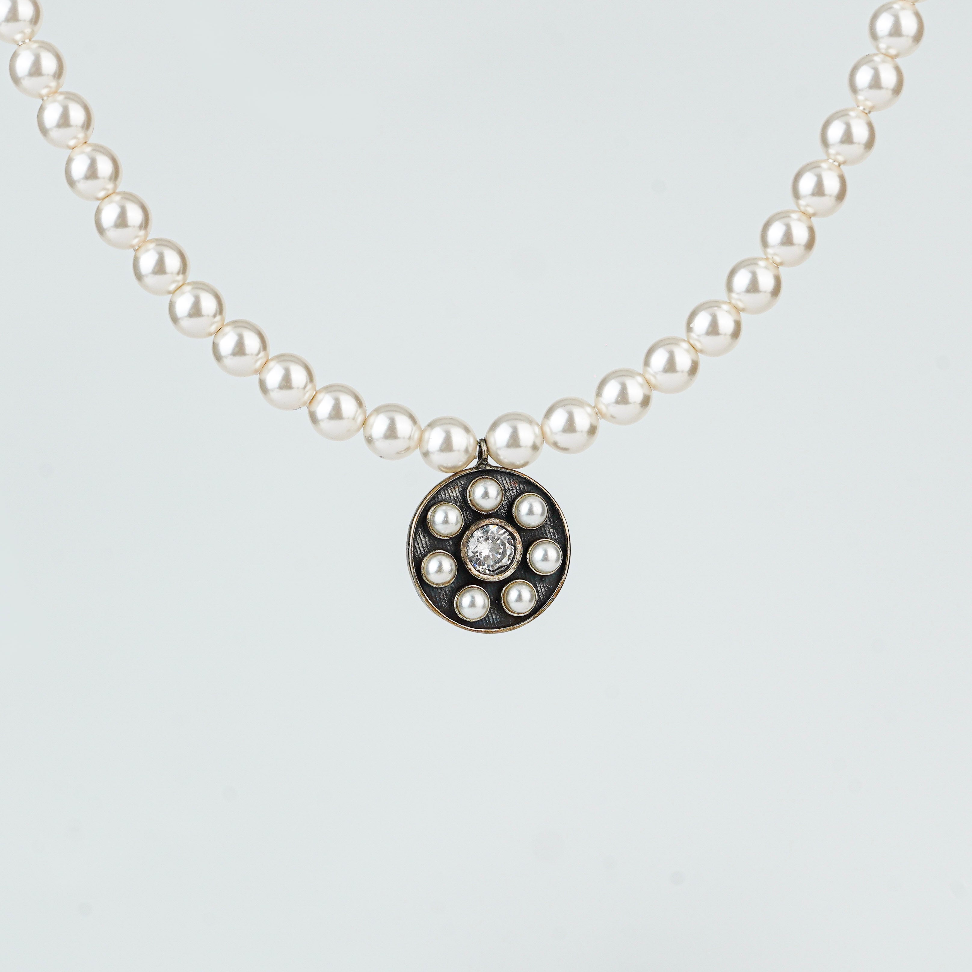 Pearl necklace with silver pendant