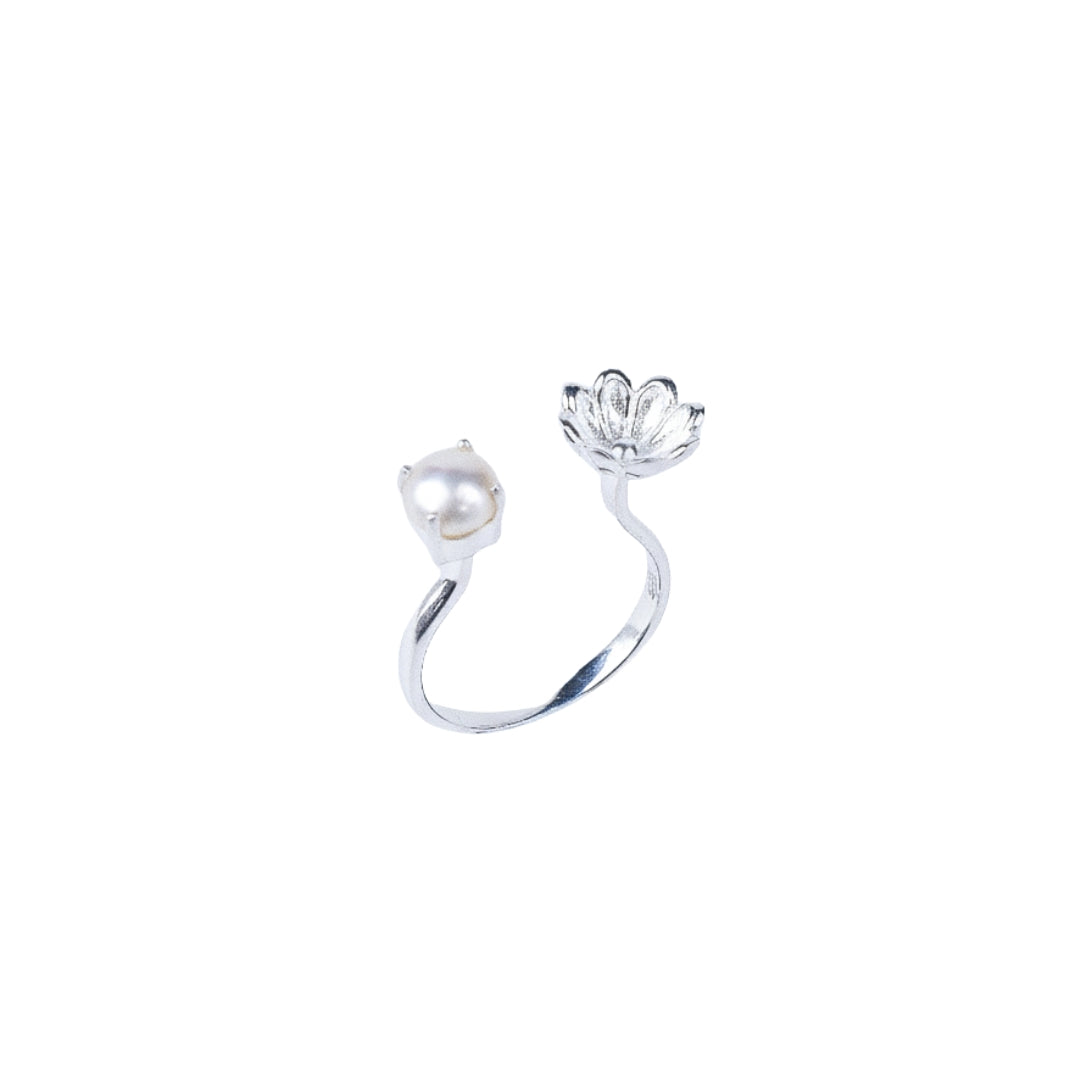 Silver Pearlflower ring with floral design and pearl accent