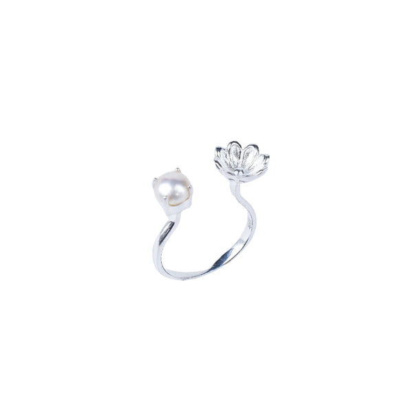 Silver Pearlflower ring with floral design and pearl accent
