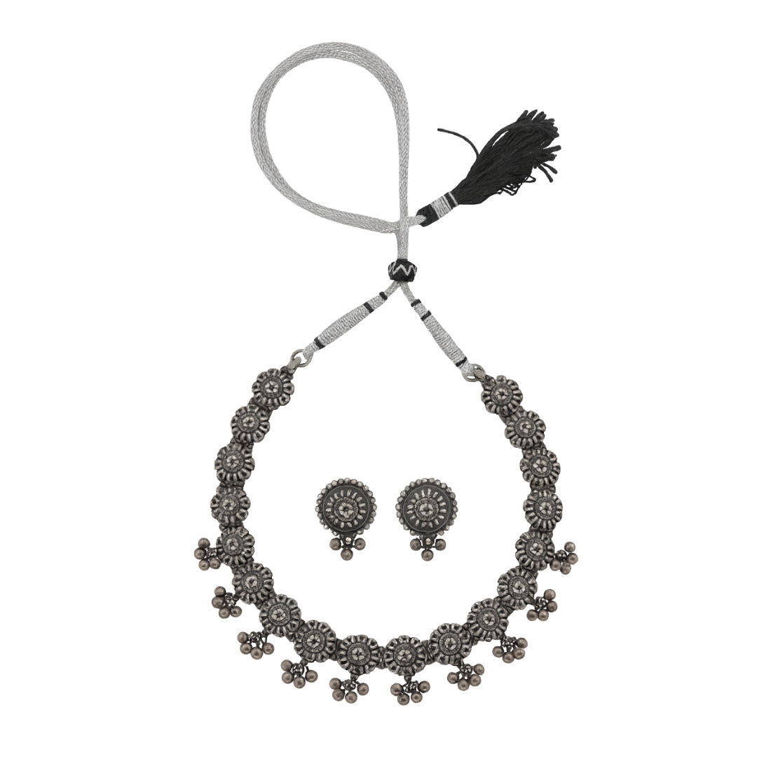 Silver jewelry set with necklace and earrings in floral design