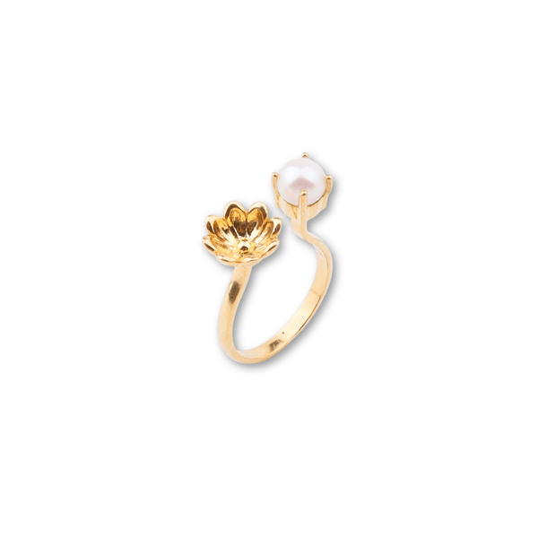 Gold floral ring with pearl