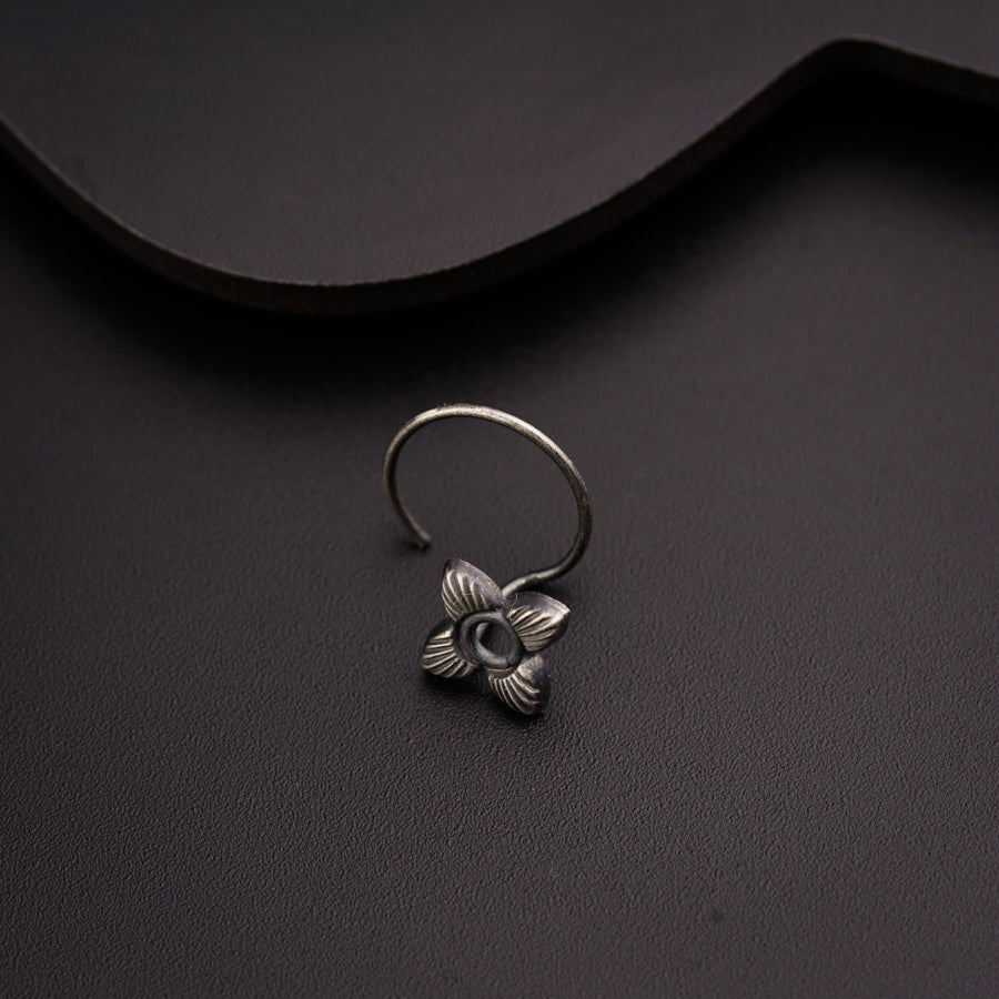 a close up of a ring with a flower on it