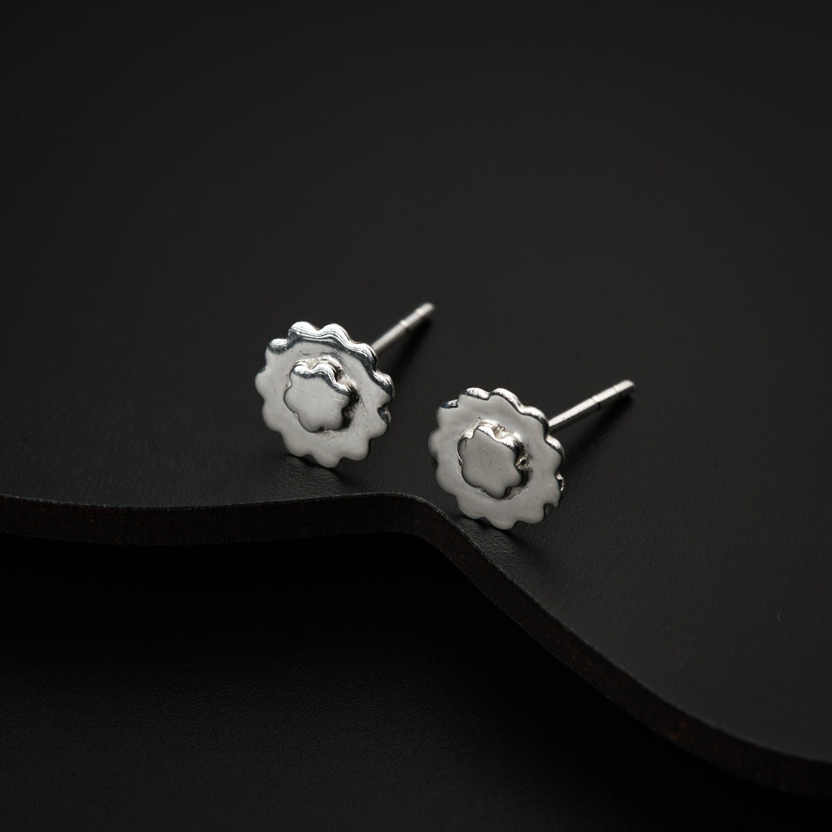 Silver Saaj Motif Earring Small : ताईत (Taait)