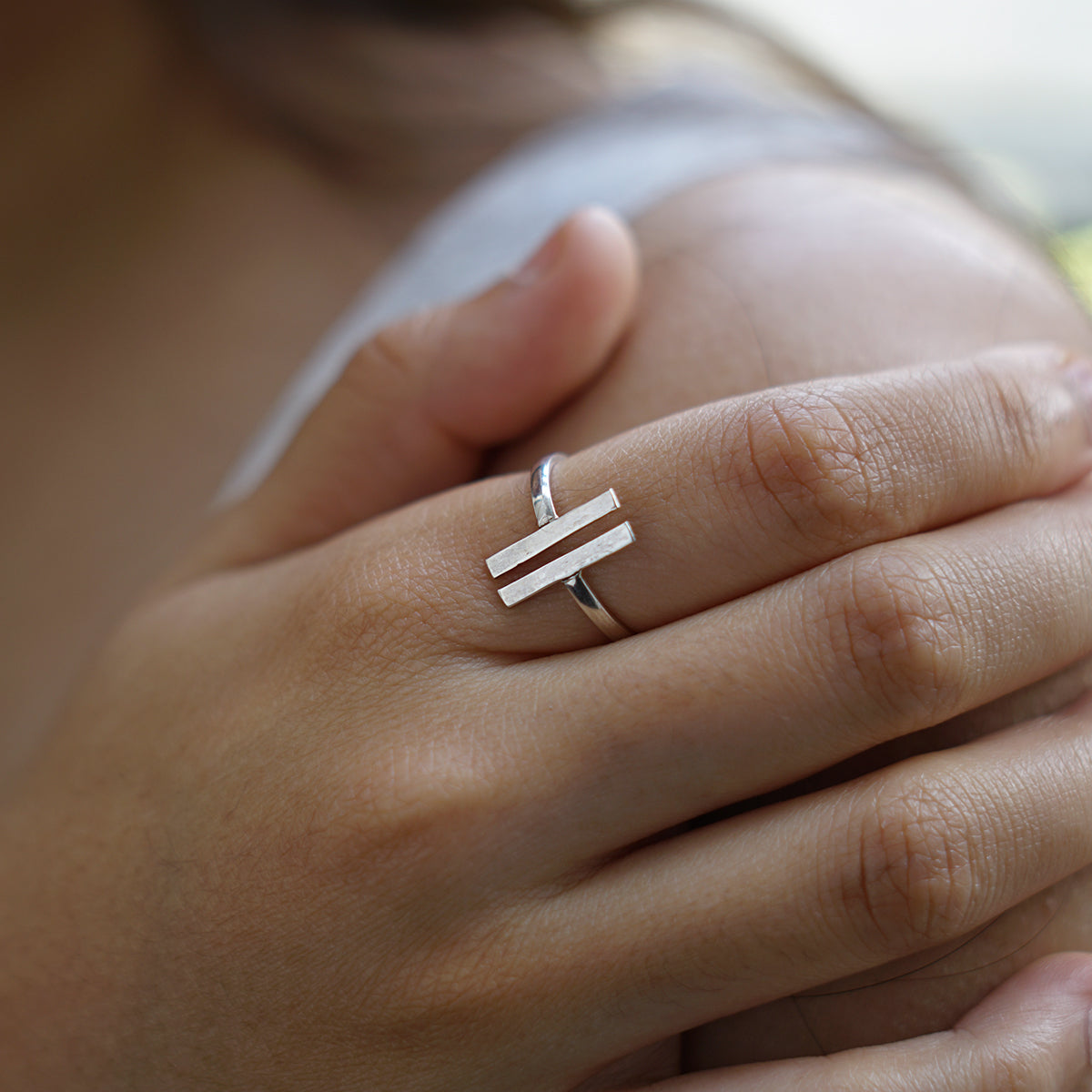 Silver geometric ring for everyday elegance