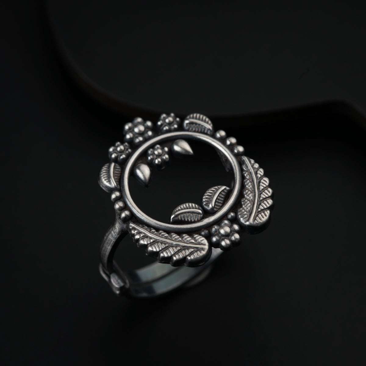 Handcrafted Silver Ring : Kudi & Leaf Motif