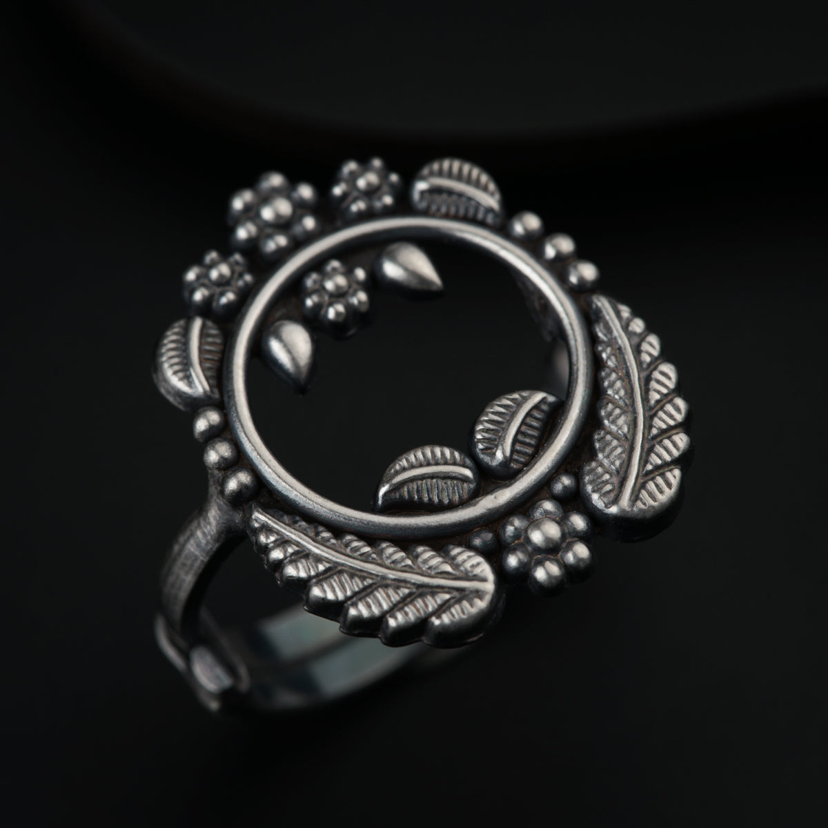 Handcrafted Silver Ring : Kudi & Leaf Motif