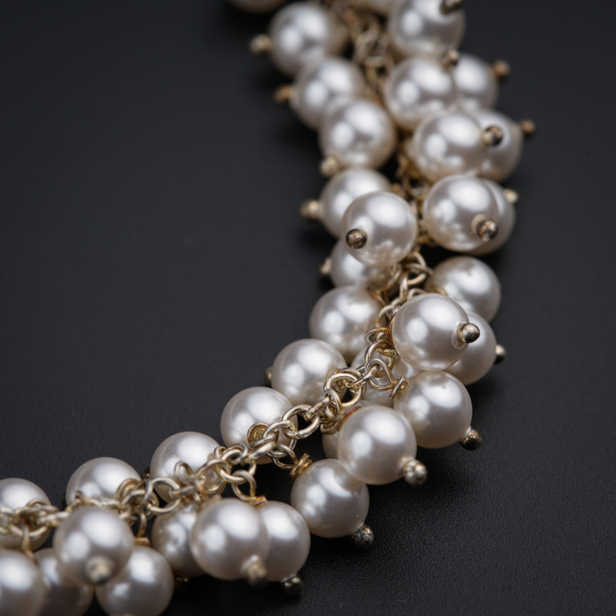 a close up of a bunch of pearls on a chain