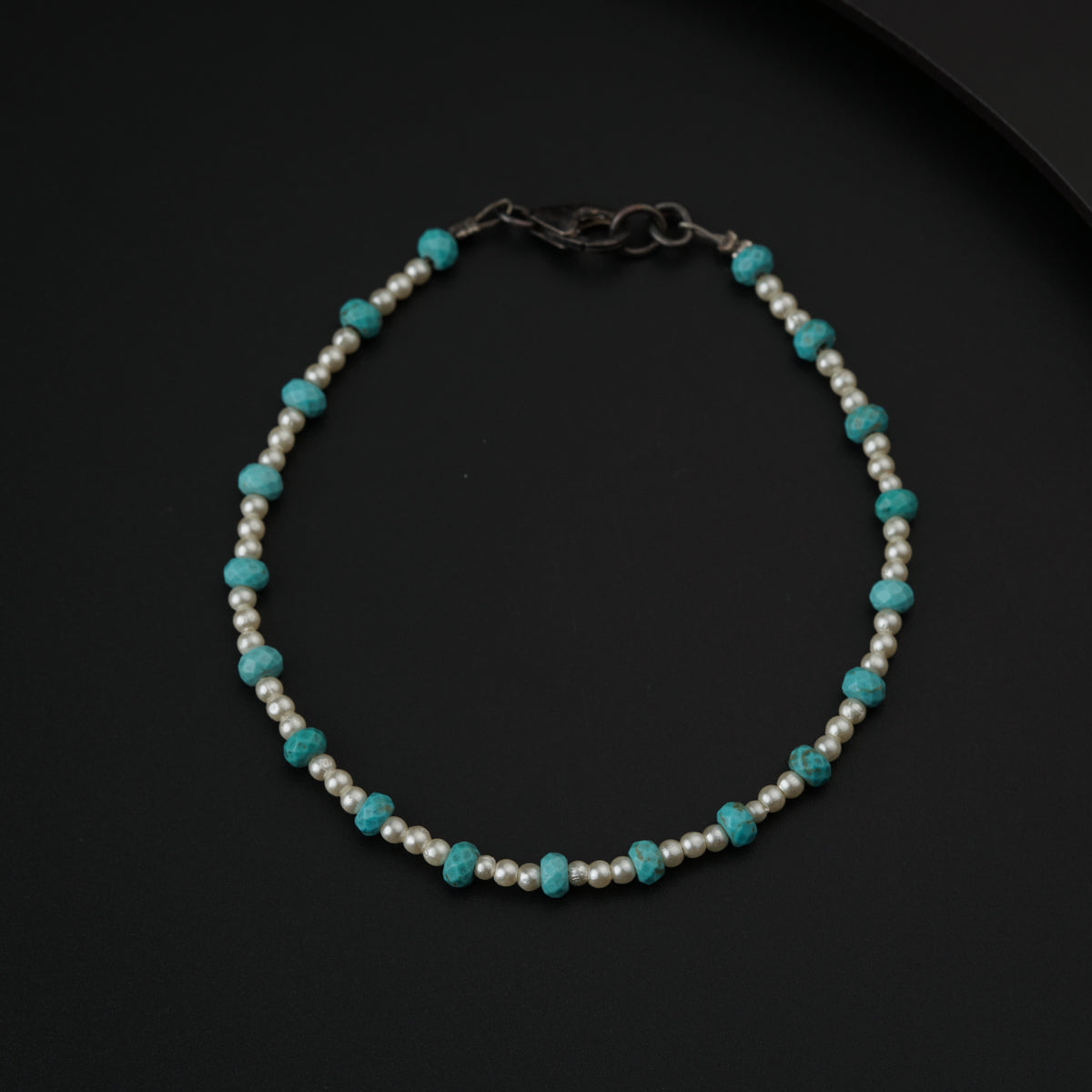 Semi precious stone bracelet in silver wire ( Turquoise - Glass beads )