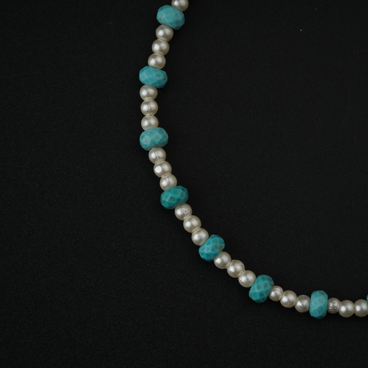 Semi precious stone bracelet in silver wire ( Turquoise - Glass beads )