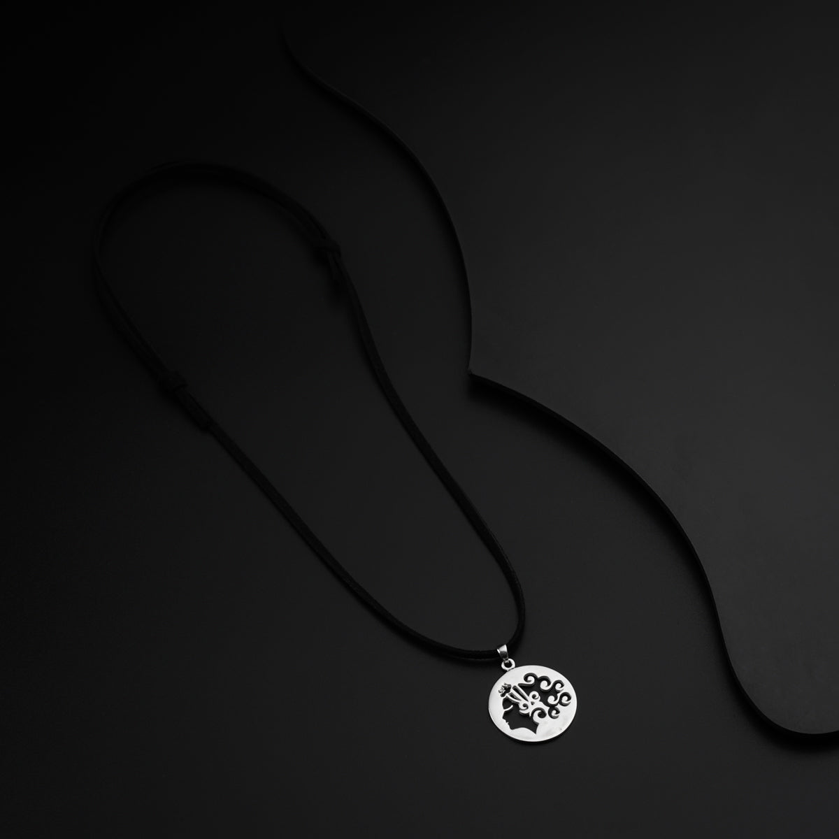 a black and white photo of a necklace