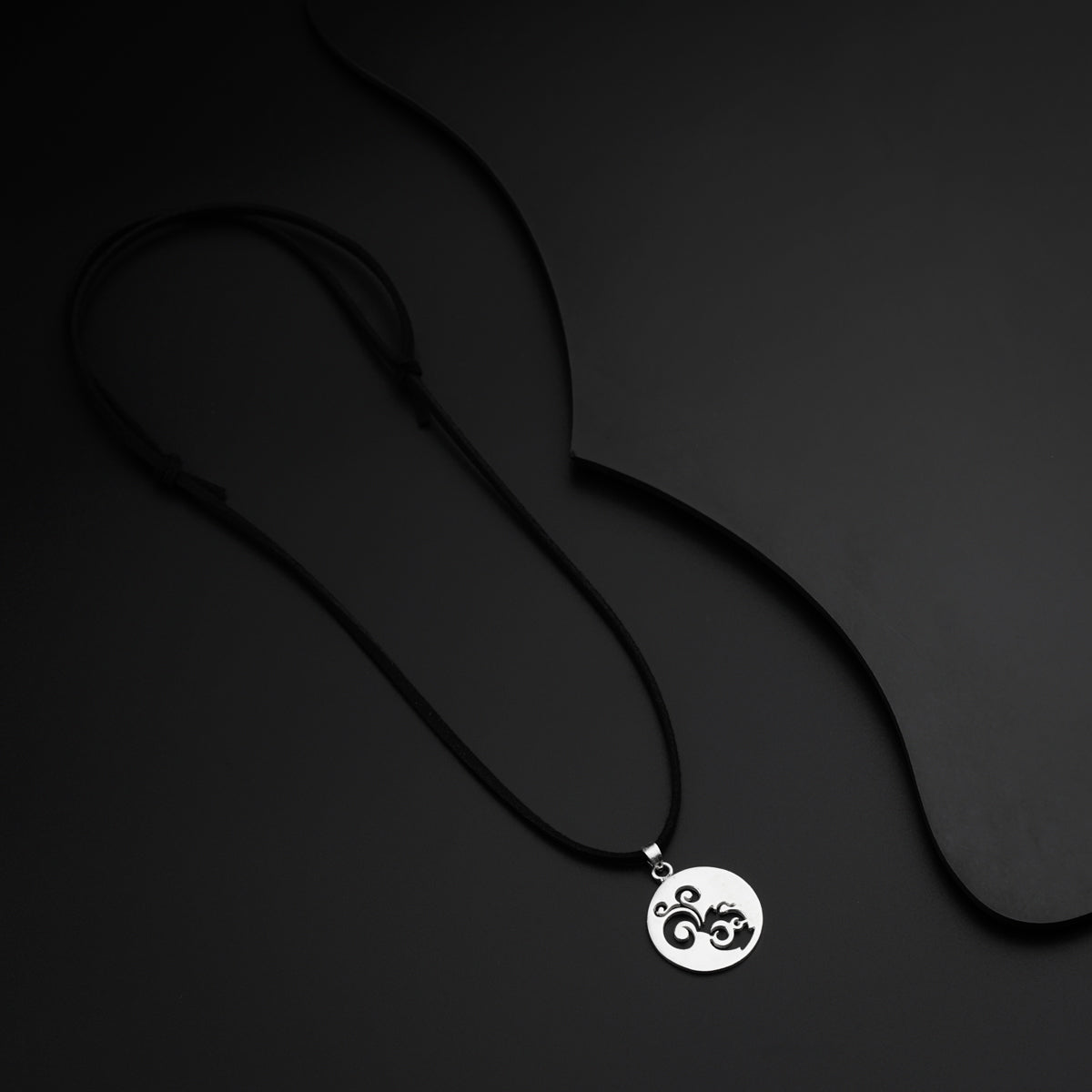 a black and white photo of a necklace