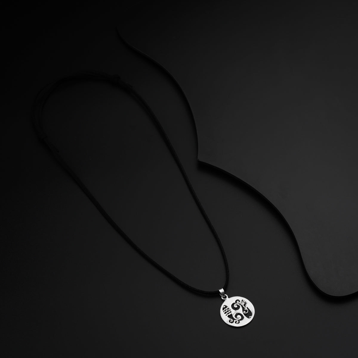 a black and white photo of a necklace