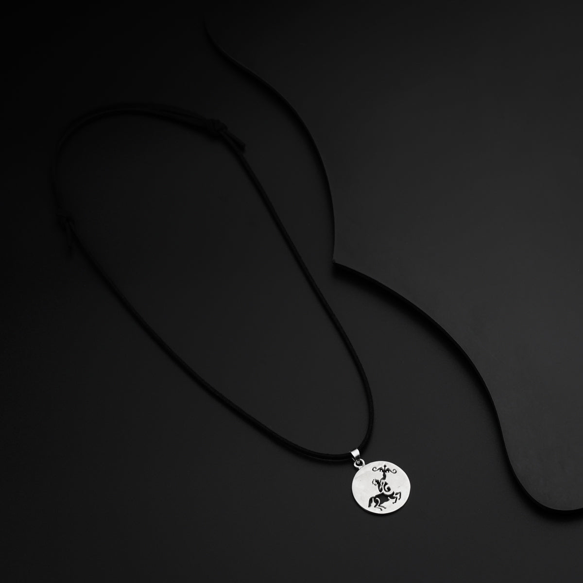 a black and white photo of a necklace