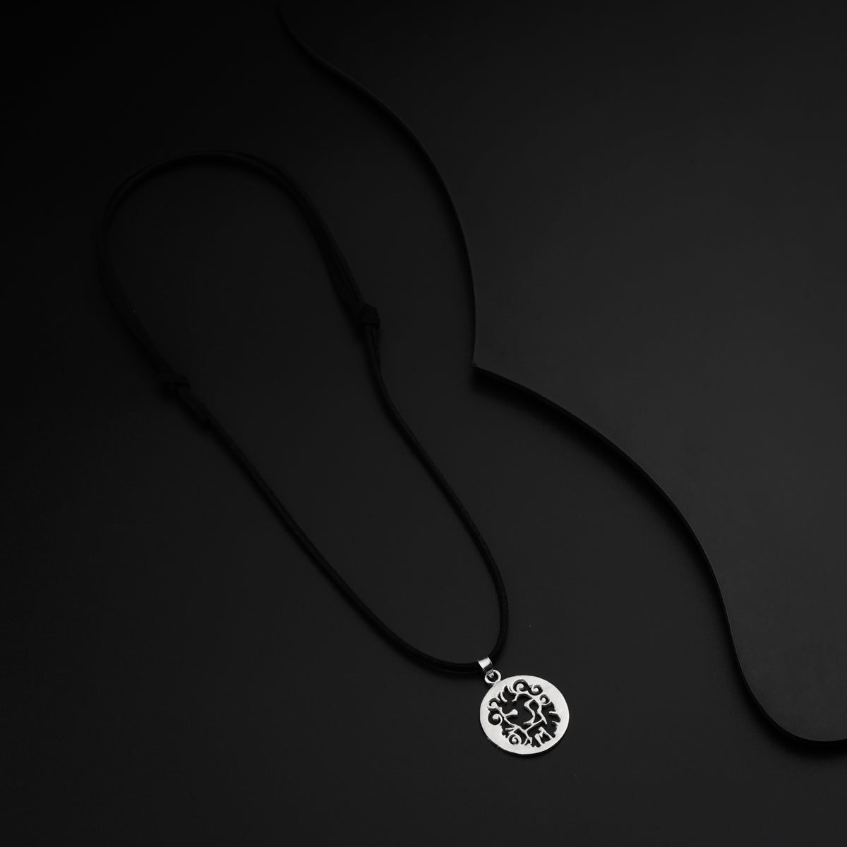 a black and white photo of a necklace