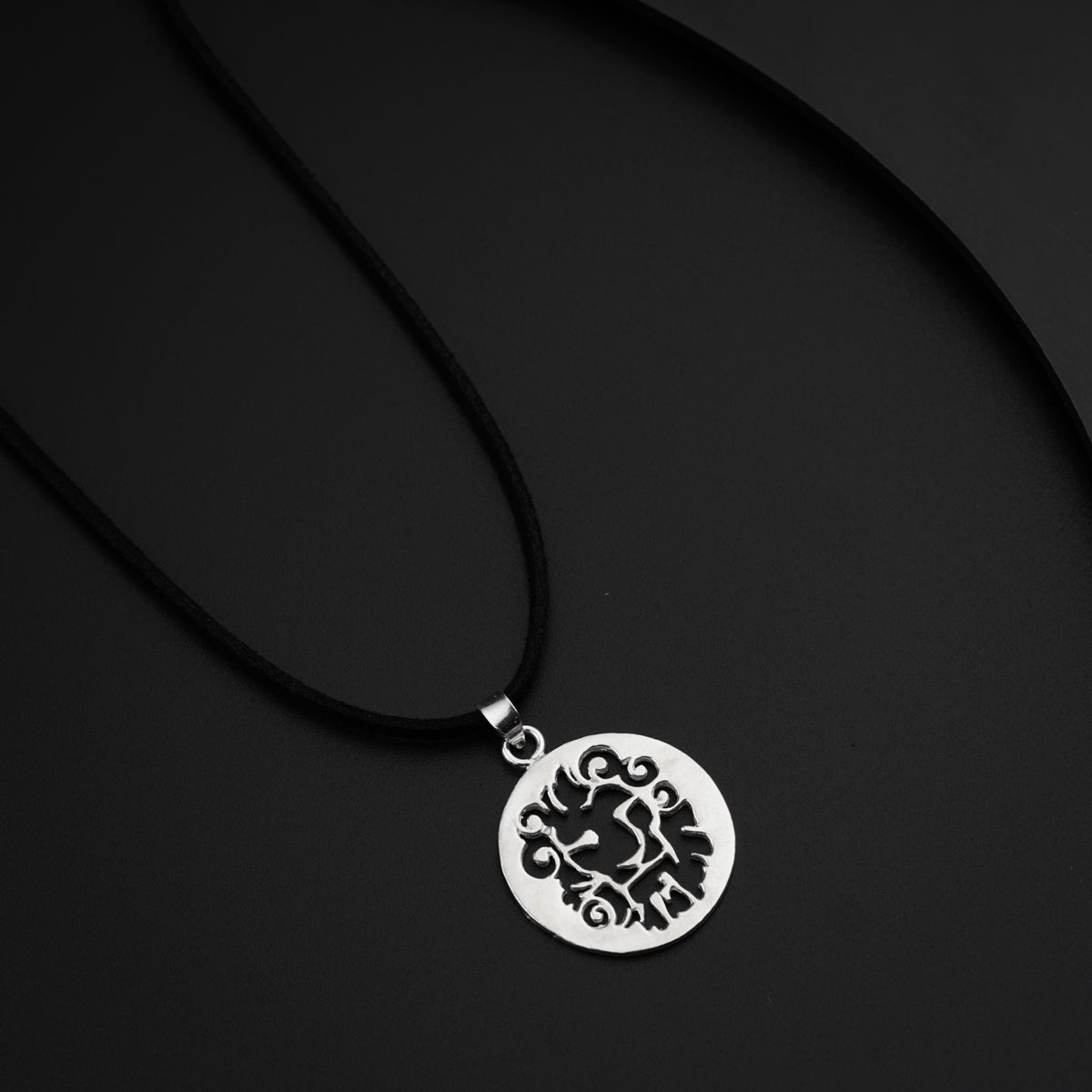 a black and white photo of a necklace