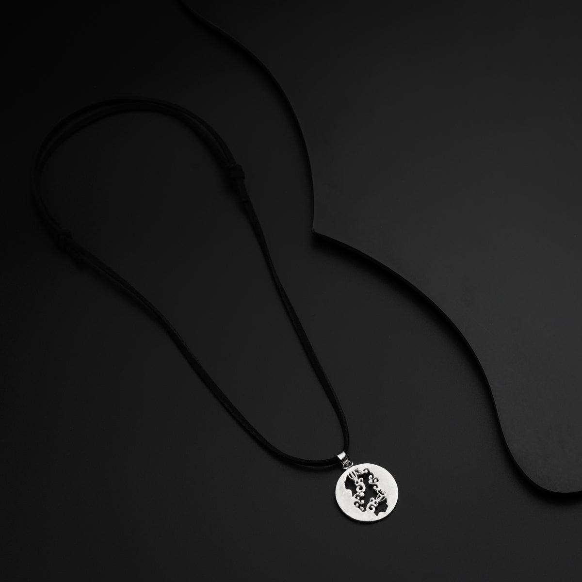 a black and white photo of a necklace