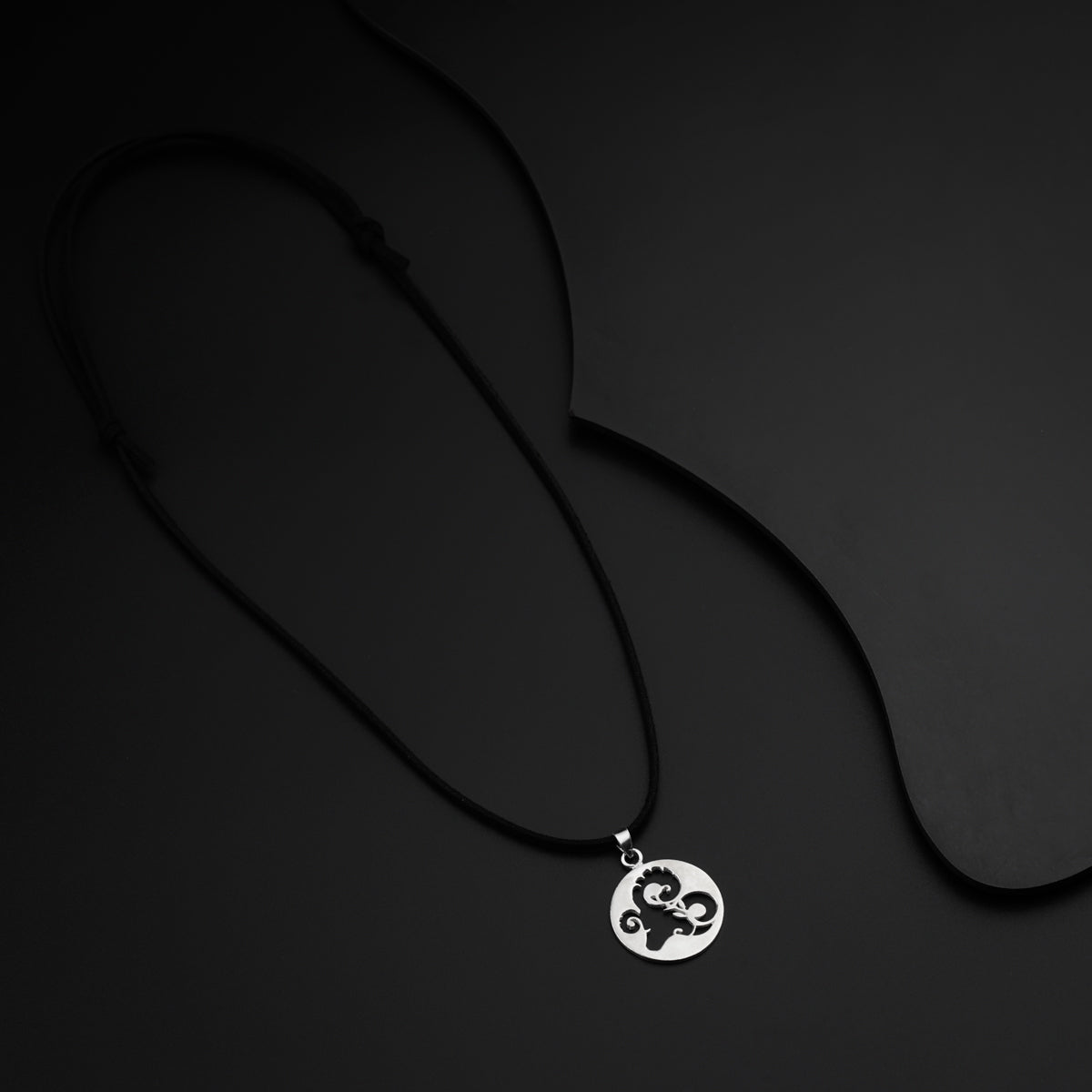 a black and white photo of a necklace