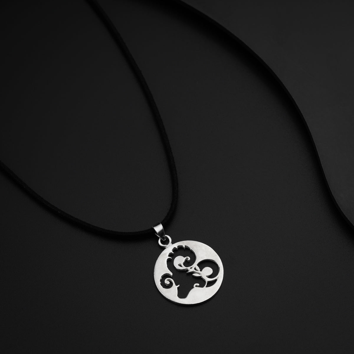 a black and white photo of a necklace