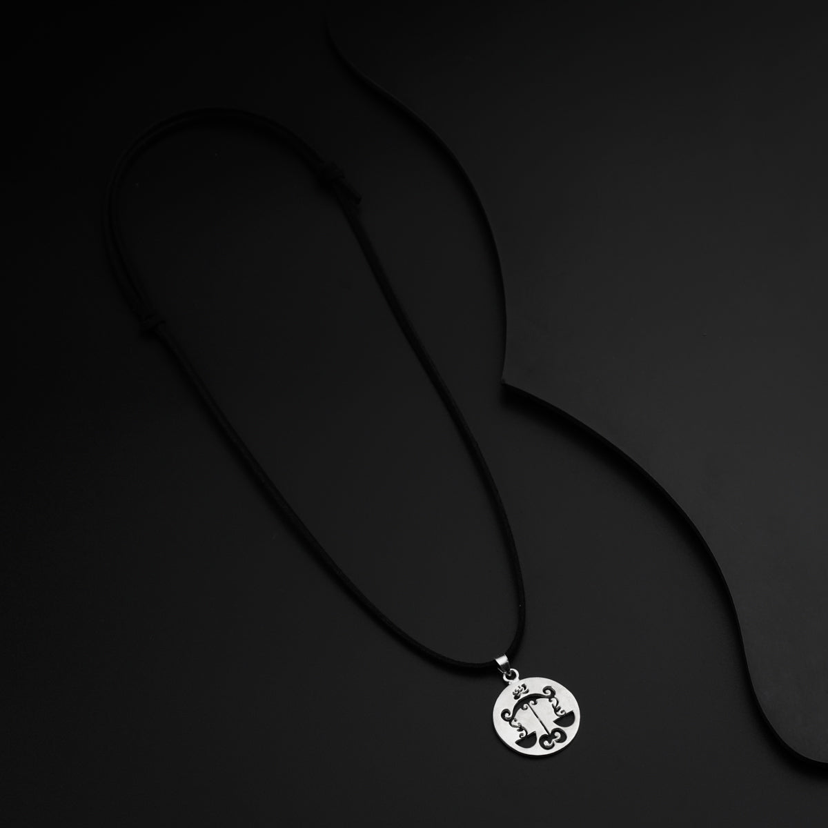 a black and white photo of a necklace