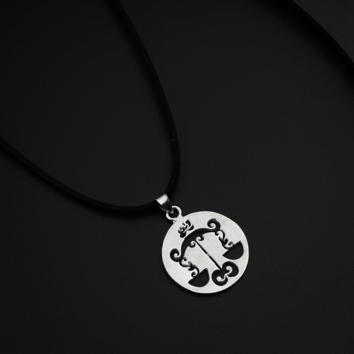 a black and white photo of a necklace