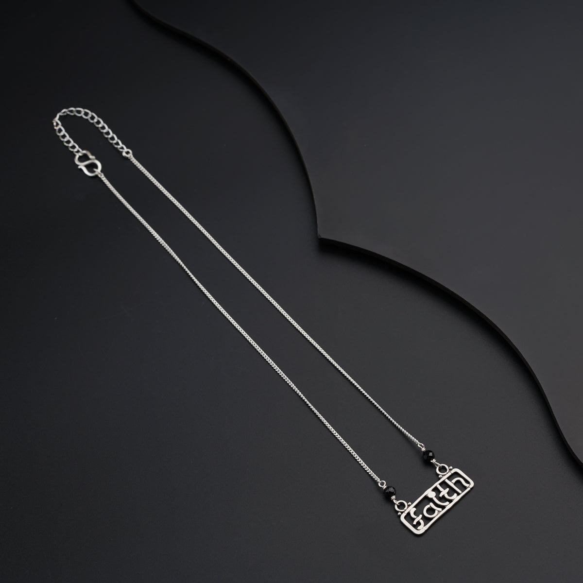 a black and white photo of a necklace