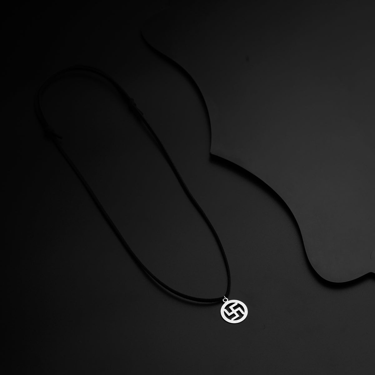 a black and white photo of a necklace