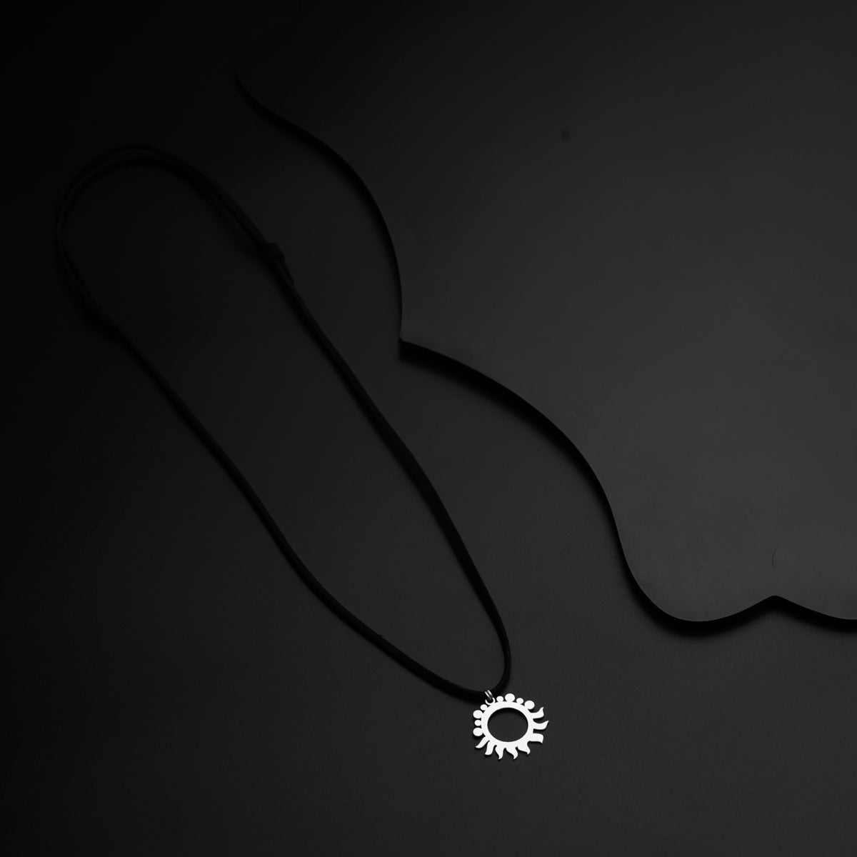 a black and white photo of a necklace