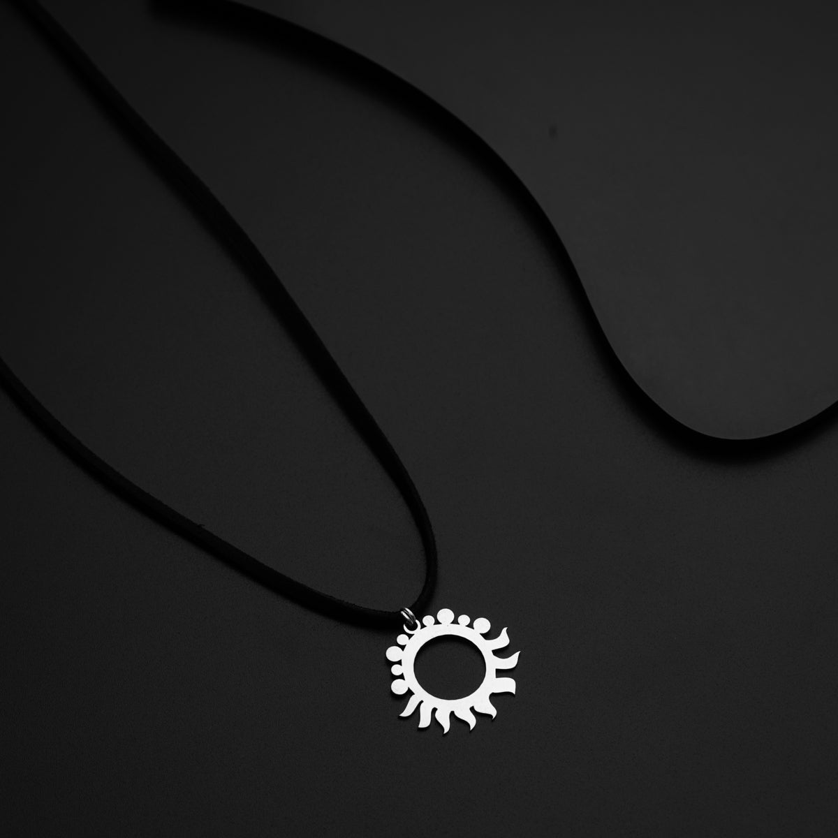 a black and white photo of a necklace
