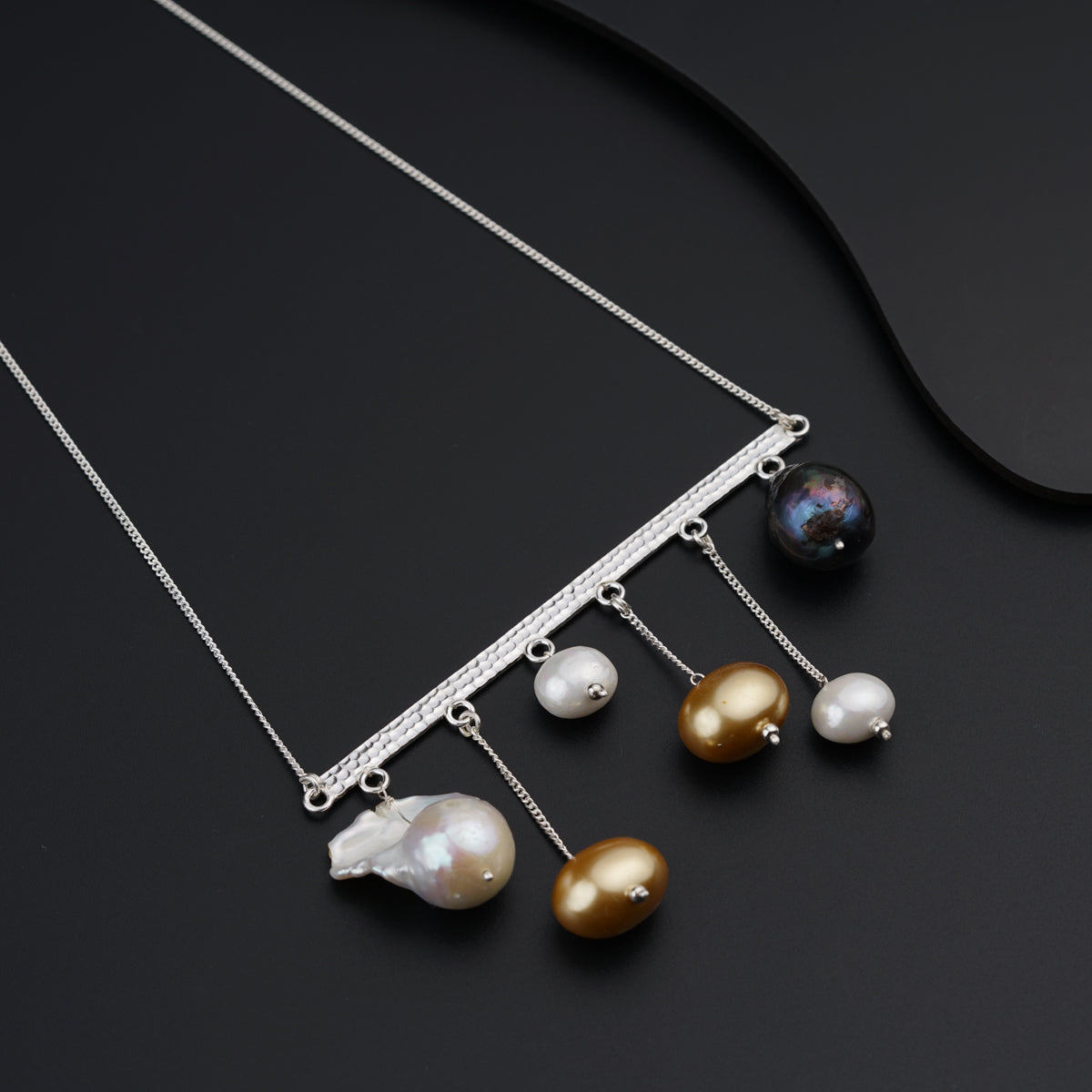abstract pearl necklace for everyday elegance