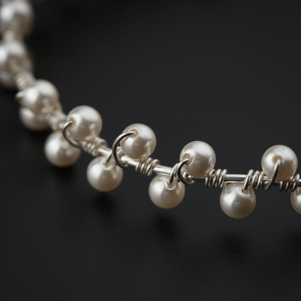 a close up of a necklace made of pearls