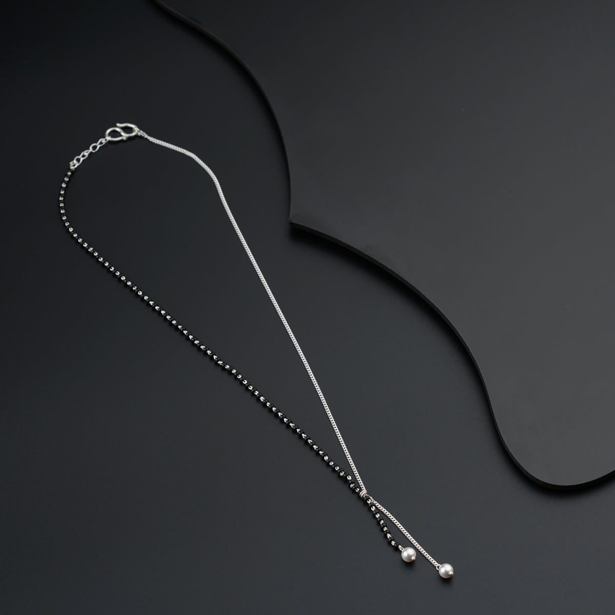 a black and white photo of a necklace