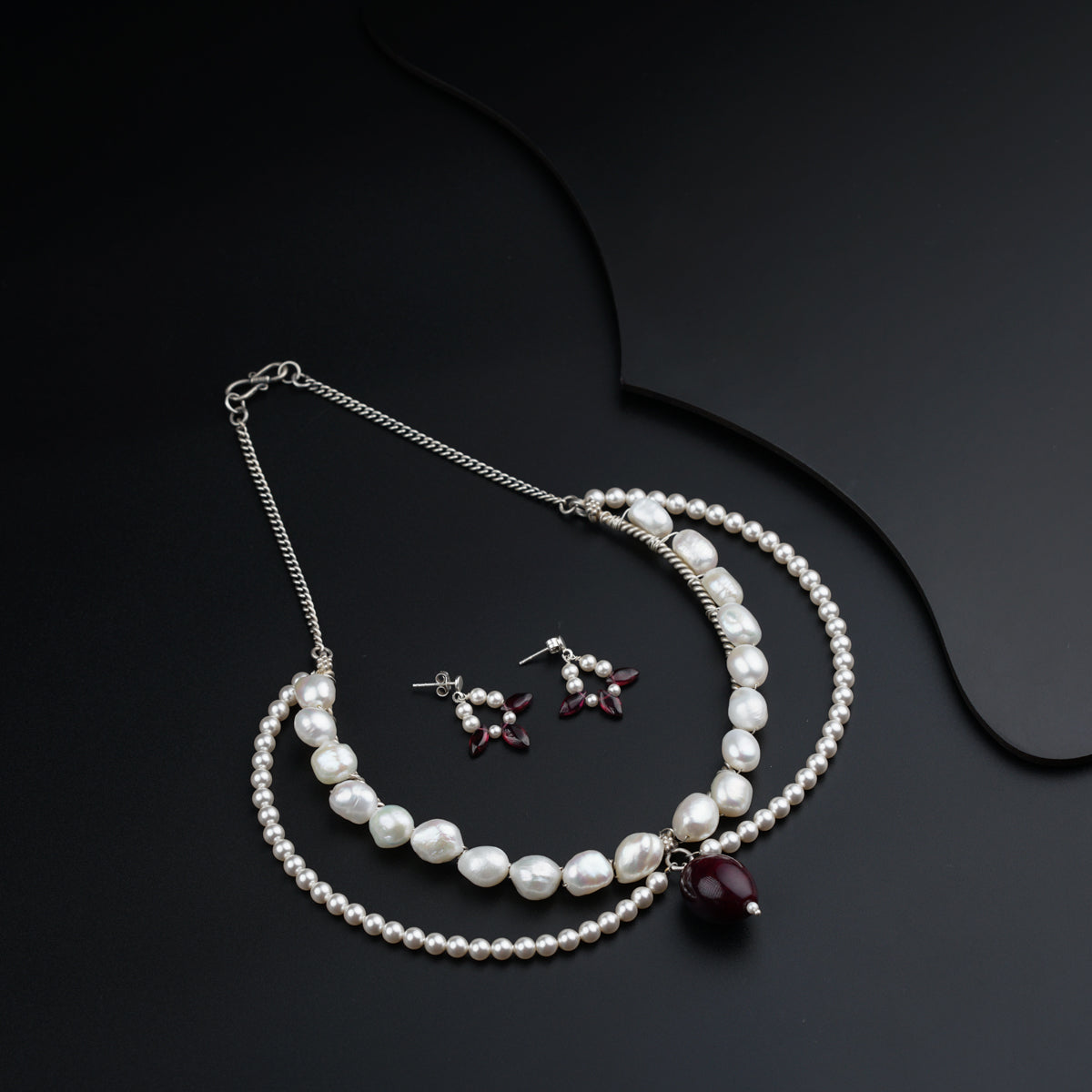 Collar Necklace and Earrings set with High Quality Pearls and Garnet Pendant