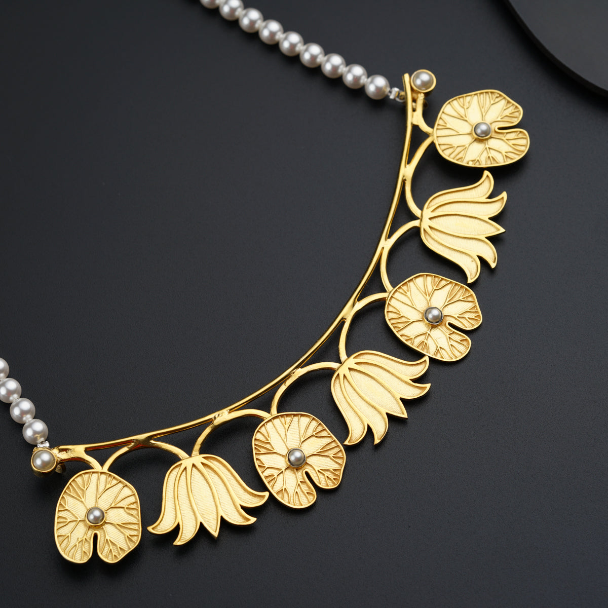 Gold floral pearl necklace for jewelry