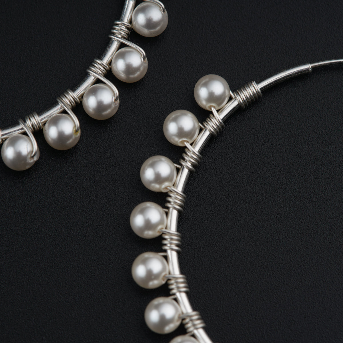 a close up of a necklace made of pearls