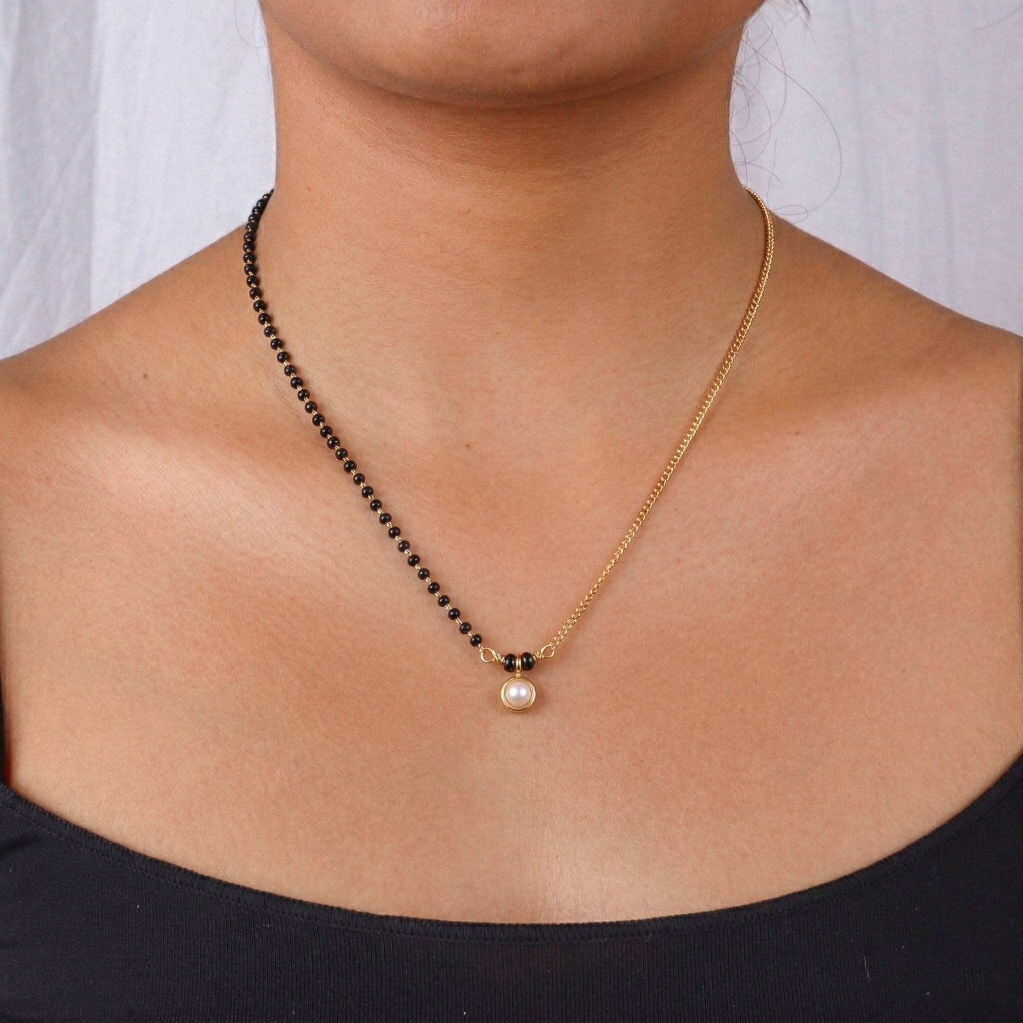 Gold and black beaded pearl pendant necklace
