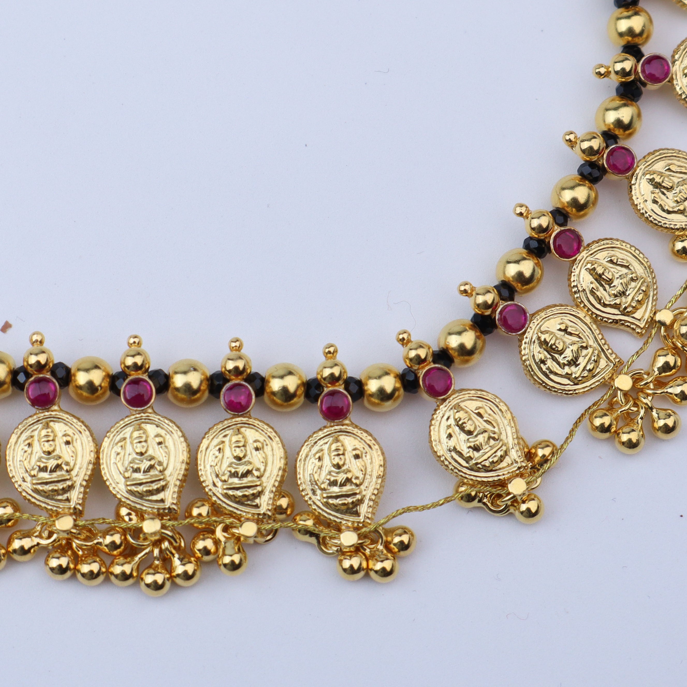 Gold-plated Mango Saaj with black beads and pink gemstones for jewelry