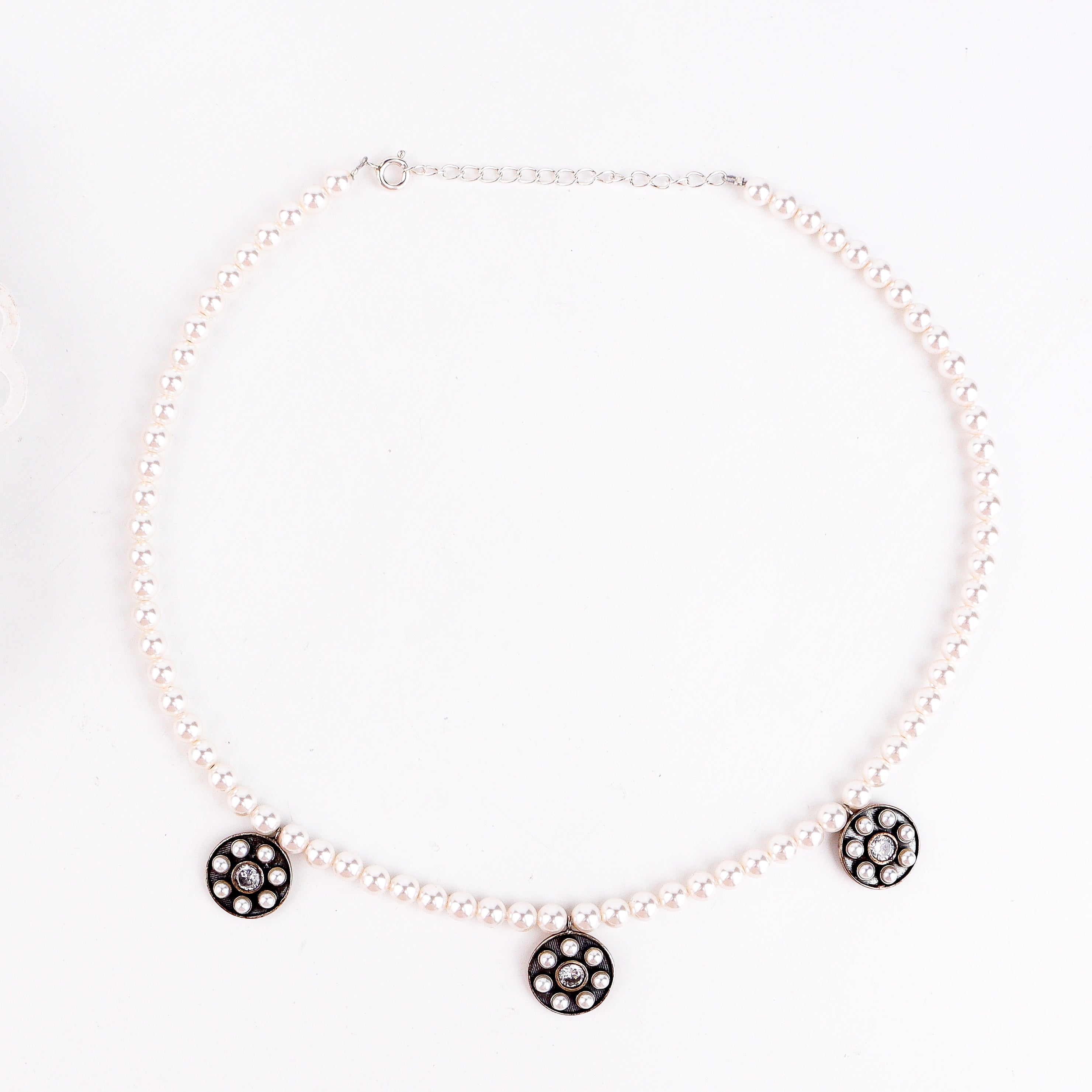 Pearl Necklace with Kundan Motif