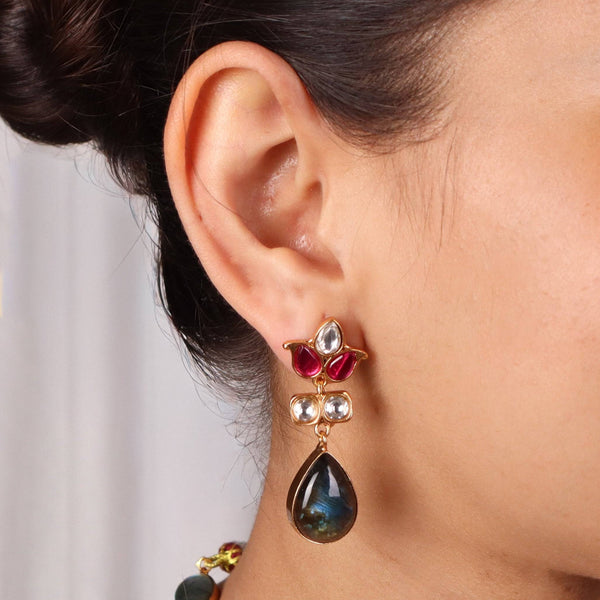 Model wearing 22K gold-plated fashion Set for a sophisticated and elegant jewelry look