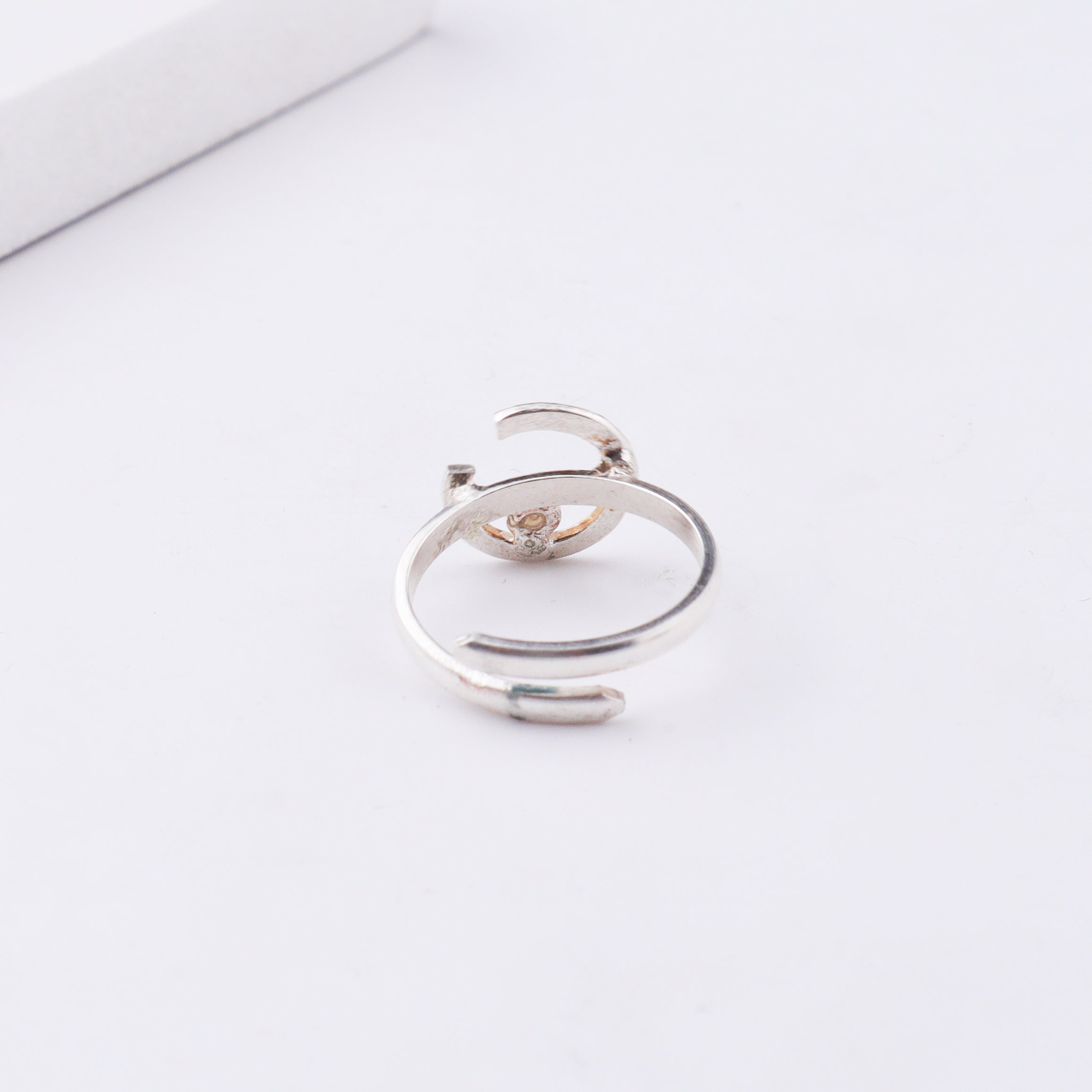 Elegant silver ring featuring pearl and hammered texture