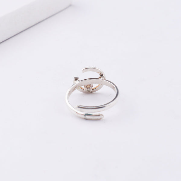 Elegant silver ring featuring pearl and hammered texture