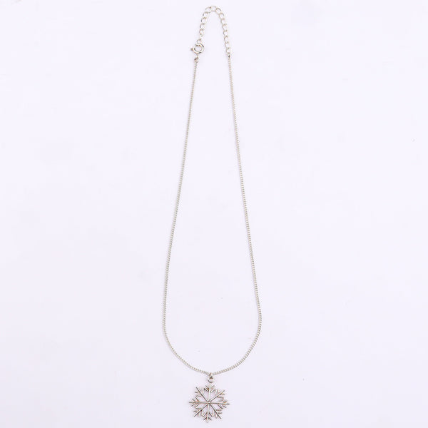 Back clasp of silver snowflake necklace