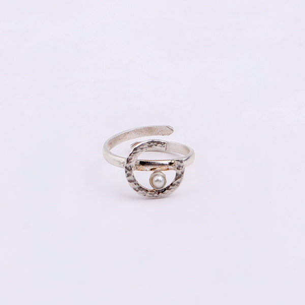 Silver textured band ring with pearl centerpiece