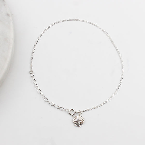 Coastal-inspired seashell silver anklet for beach and vacation wear