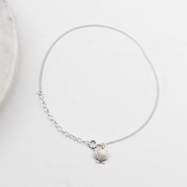 Coastal-inspired seashell silver anklet for beach and vacation wear