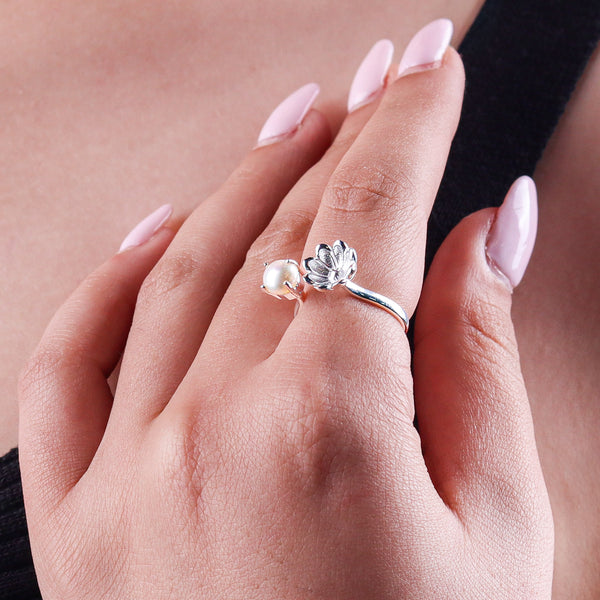 Silver Pearlflower ring with floral design and pearl detail
