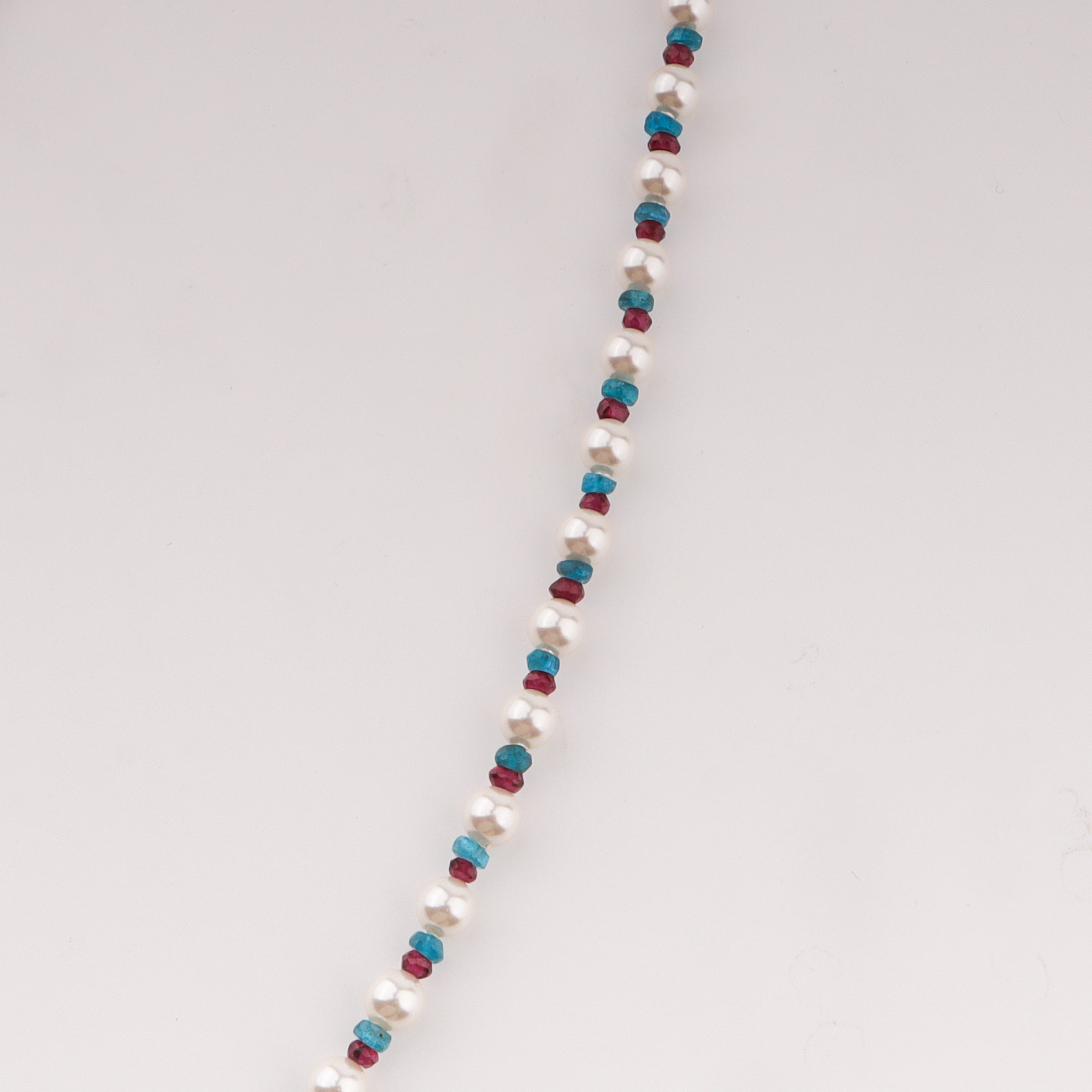 Flower pendant necklace with pearls and semipricious stones