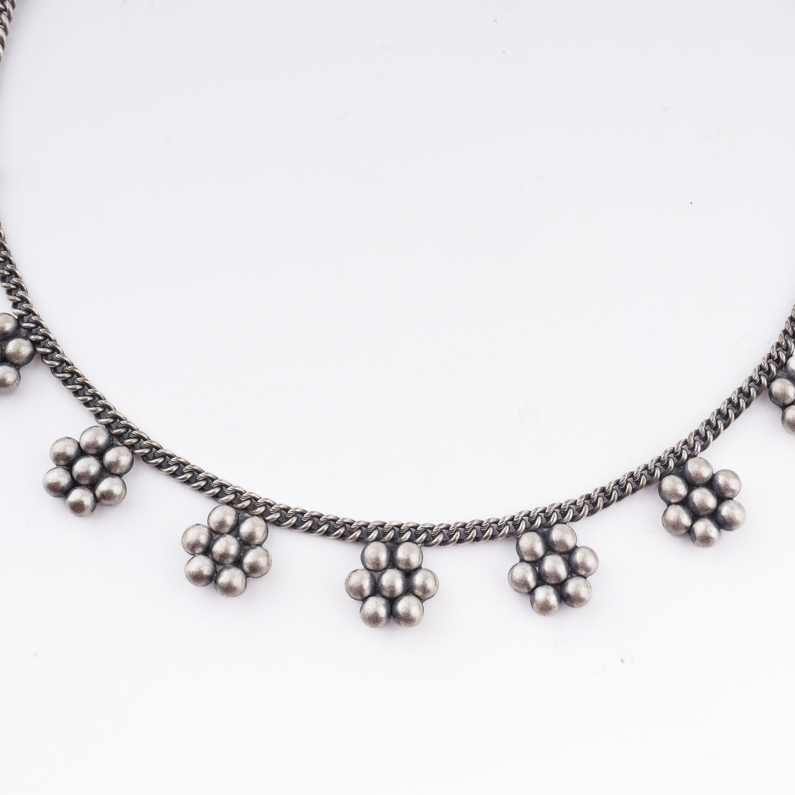 wear Kudi Chain Choker with nauvari saree